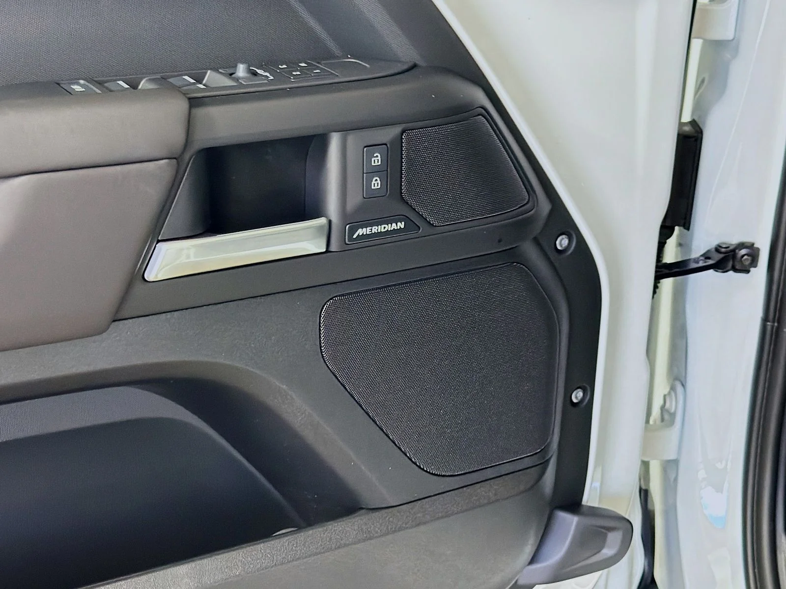 New 2026 Fuji White Land Rover S image 22