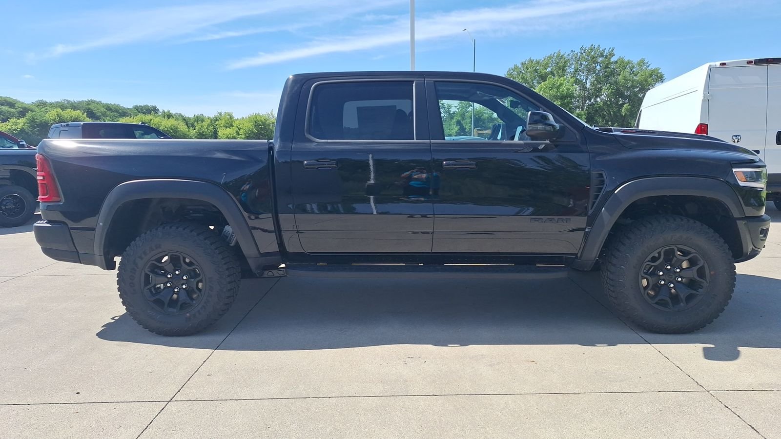 New 2026 Diamond Black Crystal Pearl-Coat Exterior Paint RAM RHO image 3