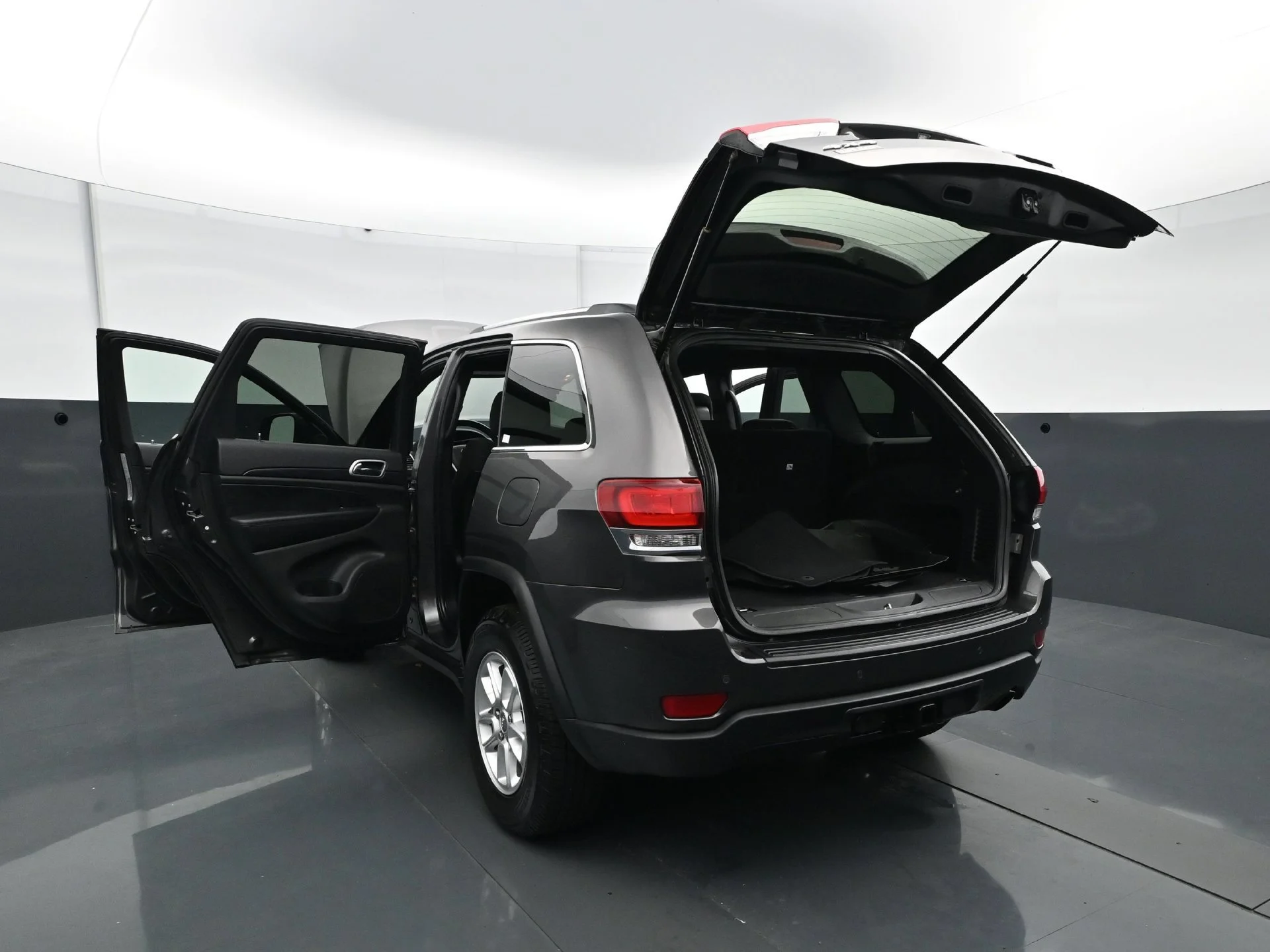 Used 2020 Granite Crystal Metallic Clearcoat Jeep Laredo E image 34