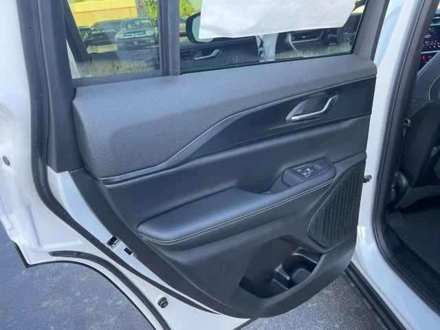 New 2026 Bright White Clear-Coat Exterior Paint Jeep Laredo X image 11