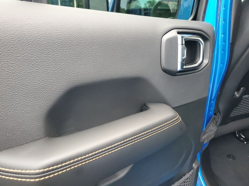 New 2026 Hydro Blue Pearl-Coat Exterior Paint Jeep Sahara image 12