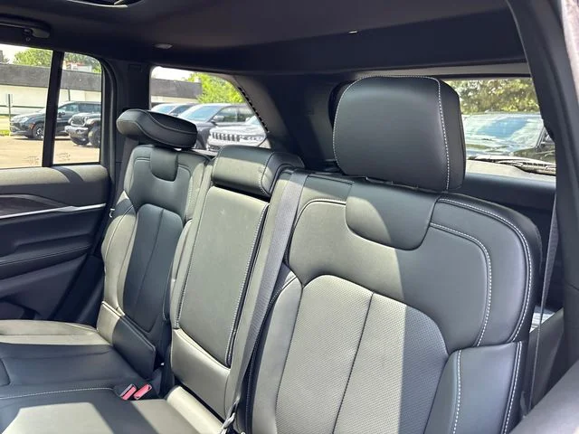 New 2026 Diamond Black Crystal Pearl-Coat Exterior Paint Jeep Limited image 8