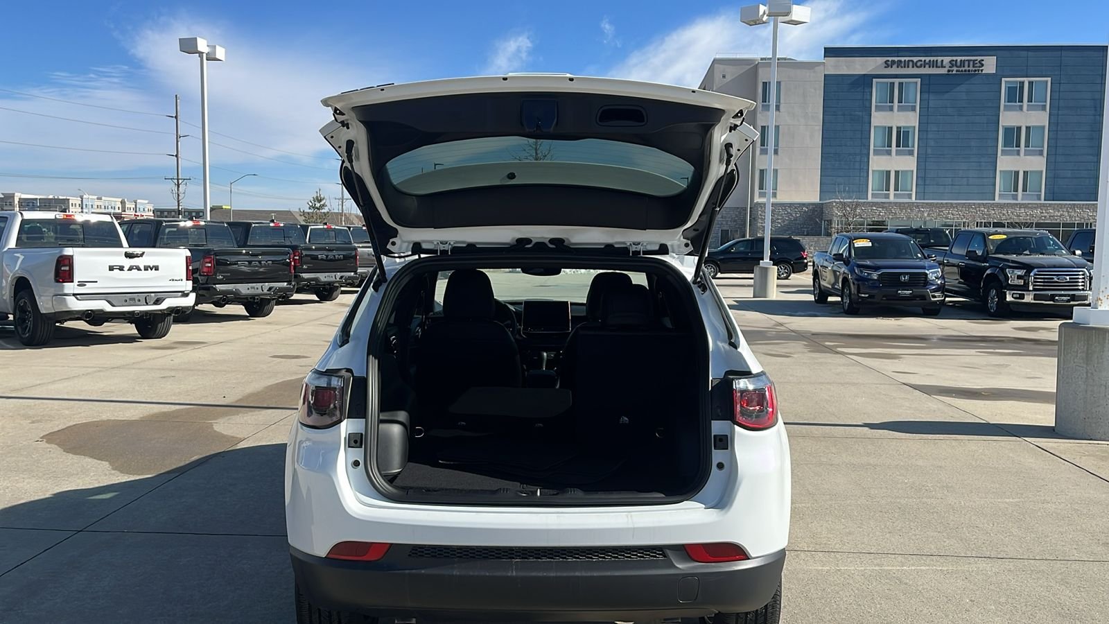 New 2026 Bright White Clear-Coat Exterior Paint Jeep Latitude image 11