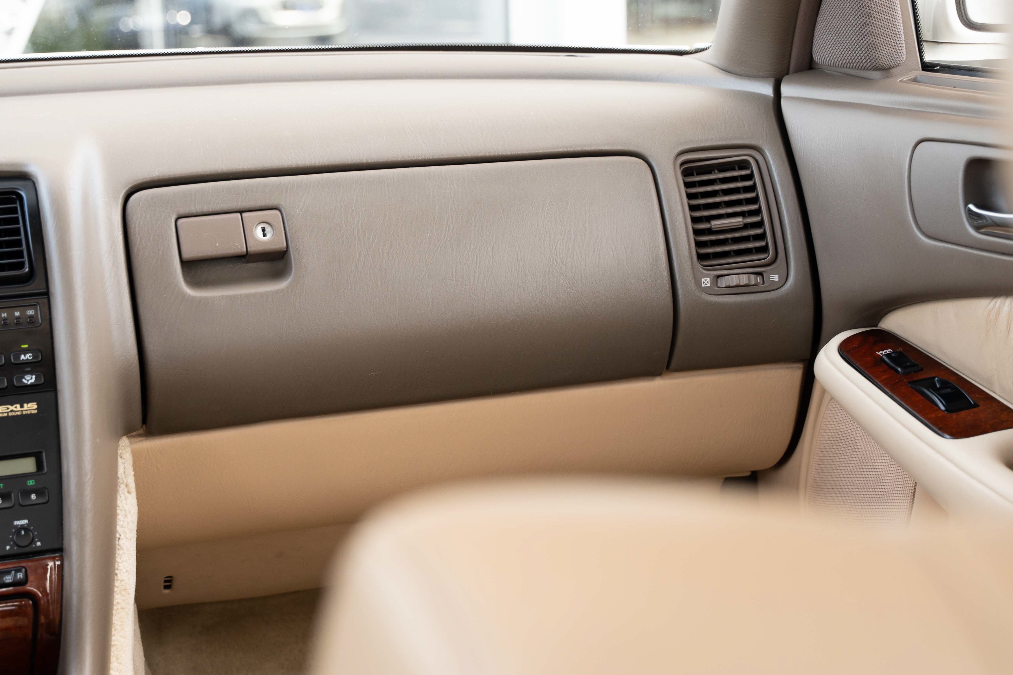 Used 1992 White Lexus 400 image 14