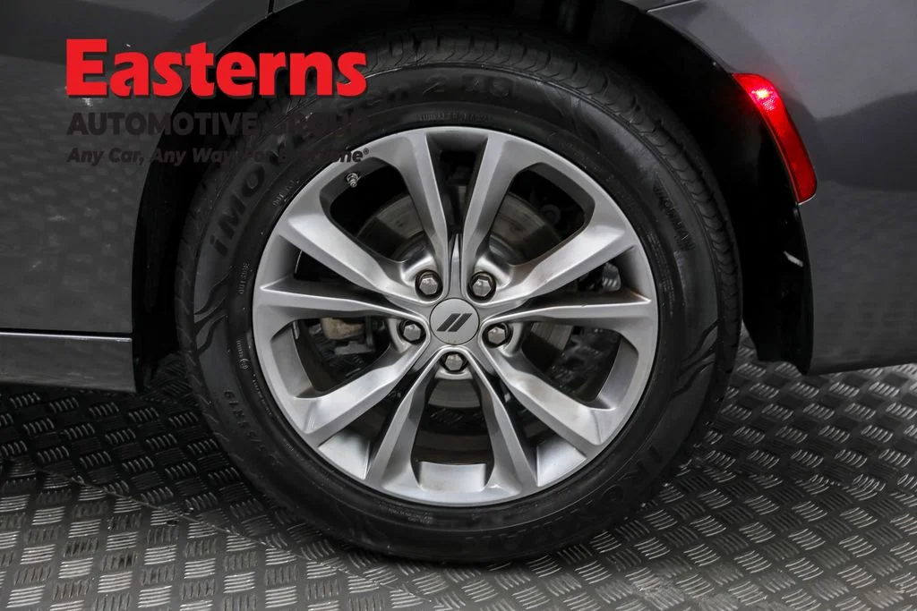 Used 2022 Gray Dodge SXT image 34