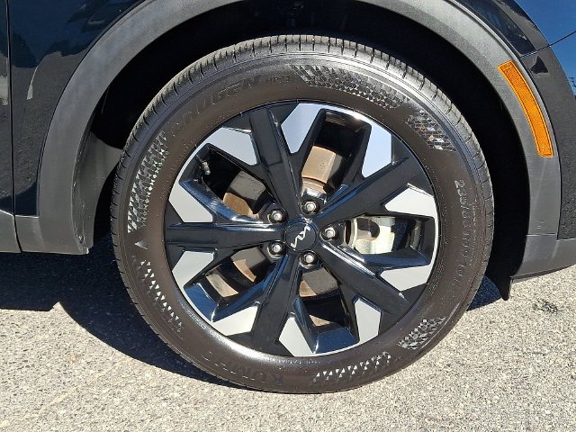 Used 2023 Black Kia X-Line image 9
