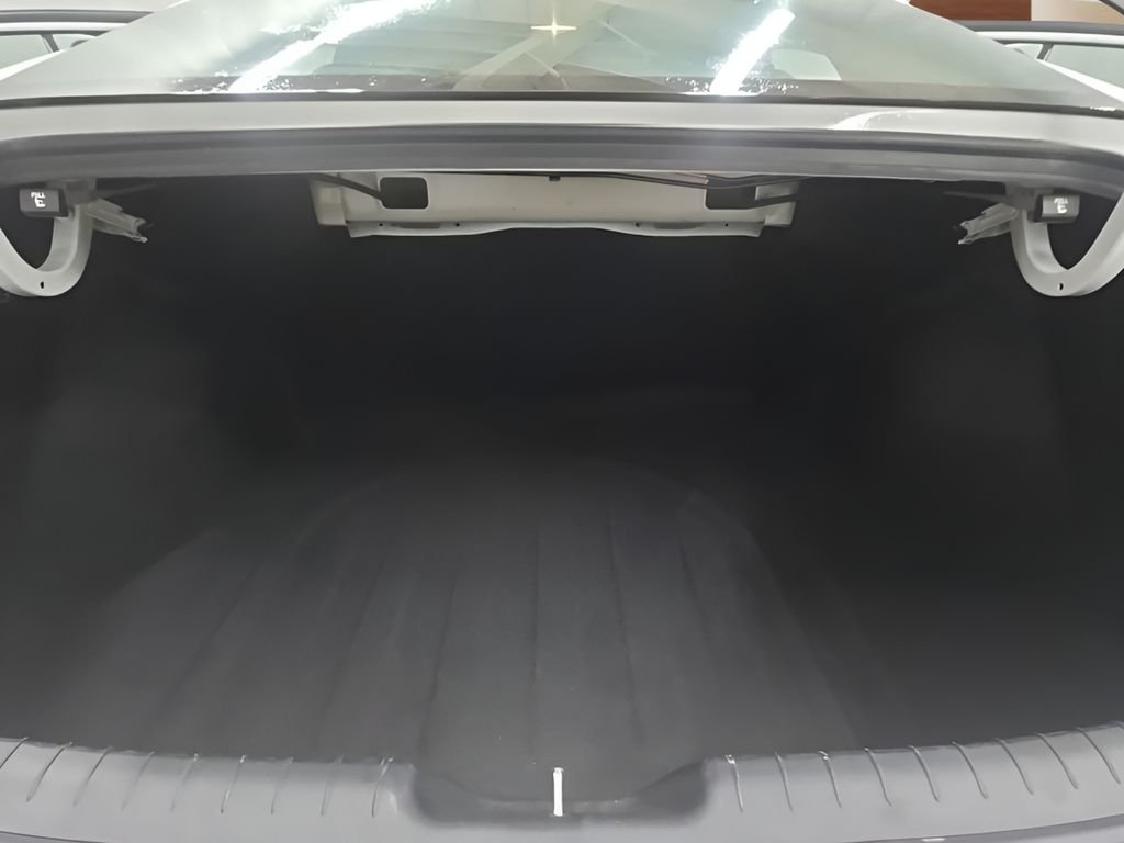 Used 2025 White Hyundai SEL Convenience image 16