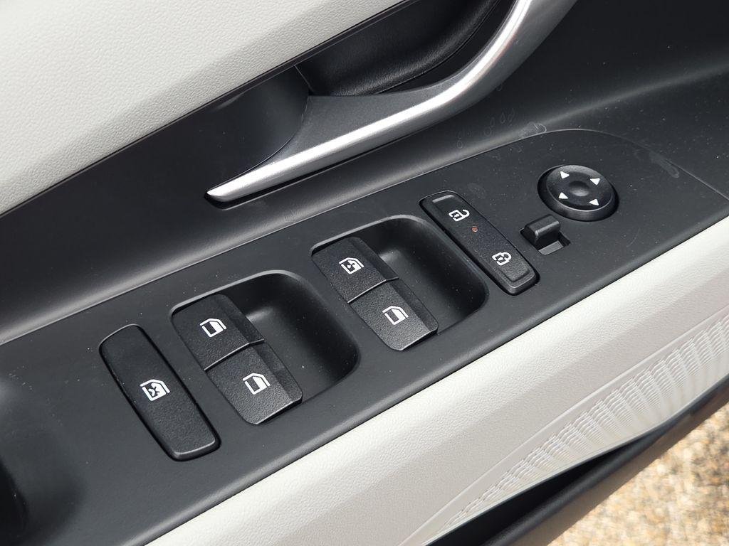 2025 Hyundai Elantra Limited - Photo 17