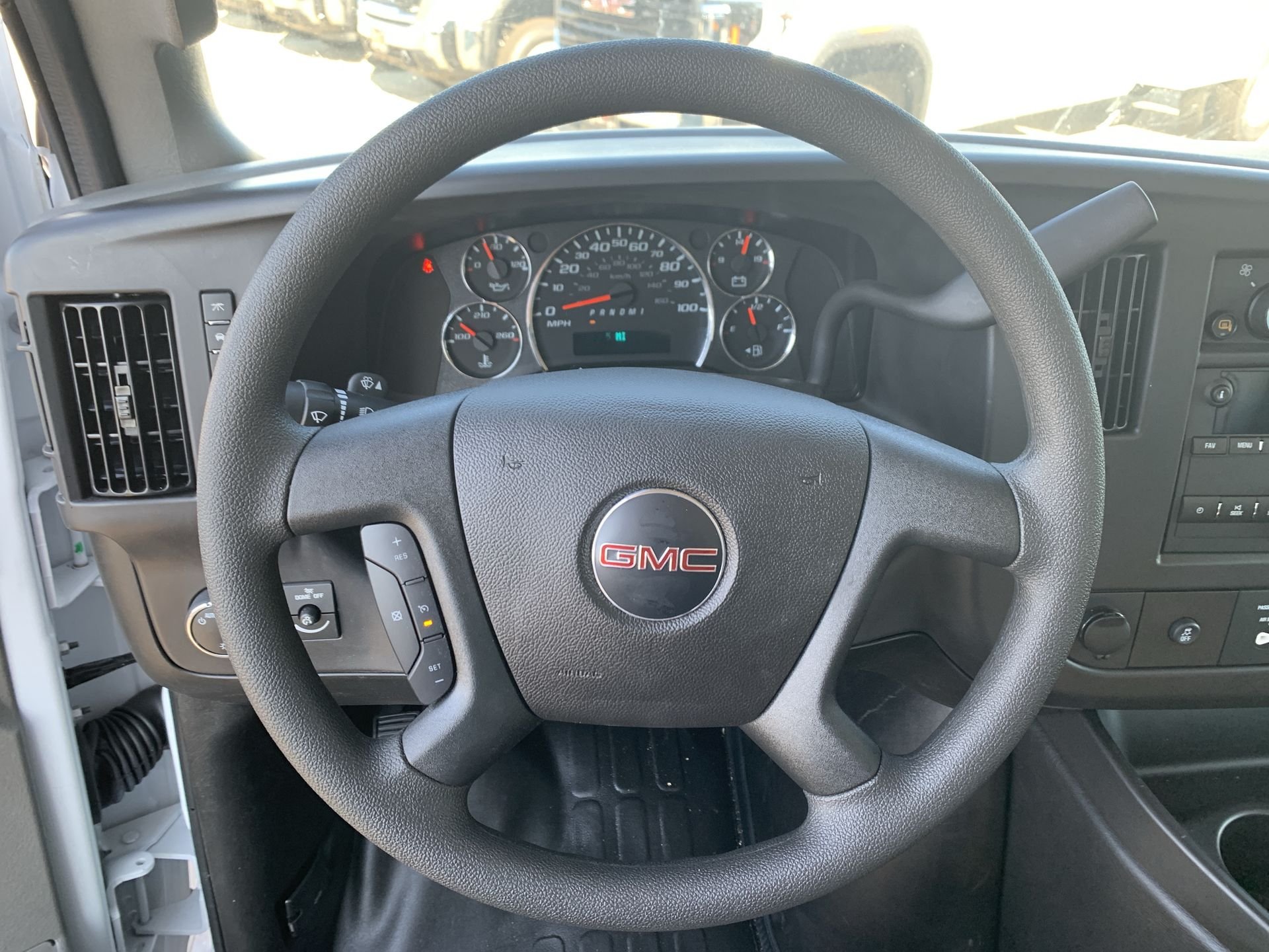 New 2025 Summit White GMC 1WT image 26
