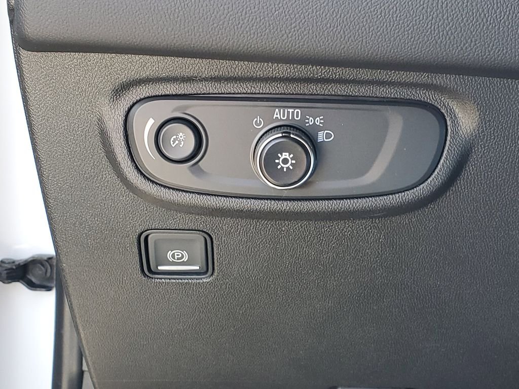 Used 2021 White GMC SLE image 19