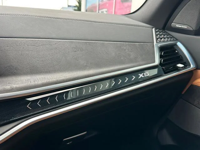 Certified Used 2025 Mineral White Metallic BMW xDrive40i image 27