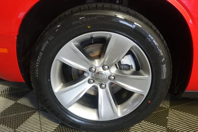 Used 2021 Torred Clearcoat Dodge SXT image 9