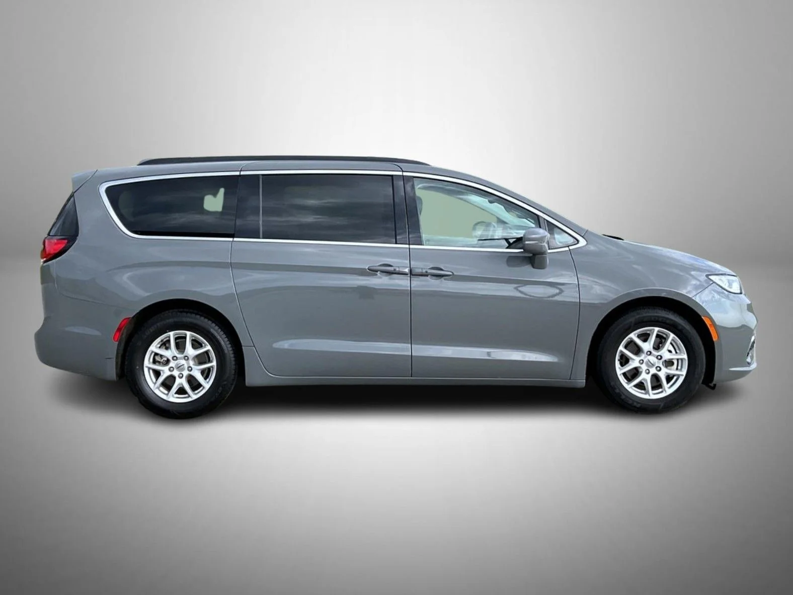 Used 2022 White Chrysler Touring L image 4