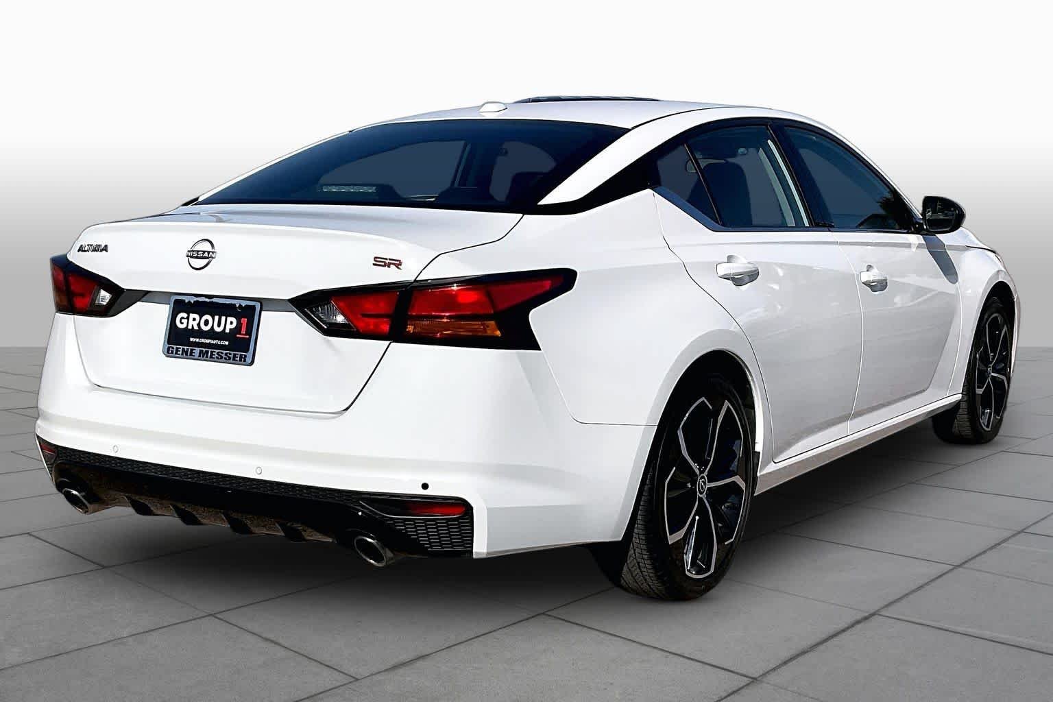 Used 2025 Glacier White Nissan SR image 13