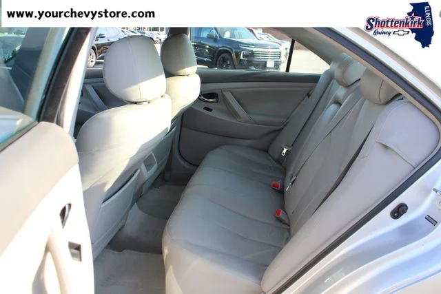 Used 2009 Silver Toyota LE image 13