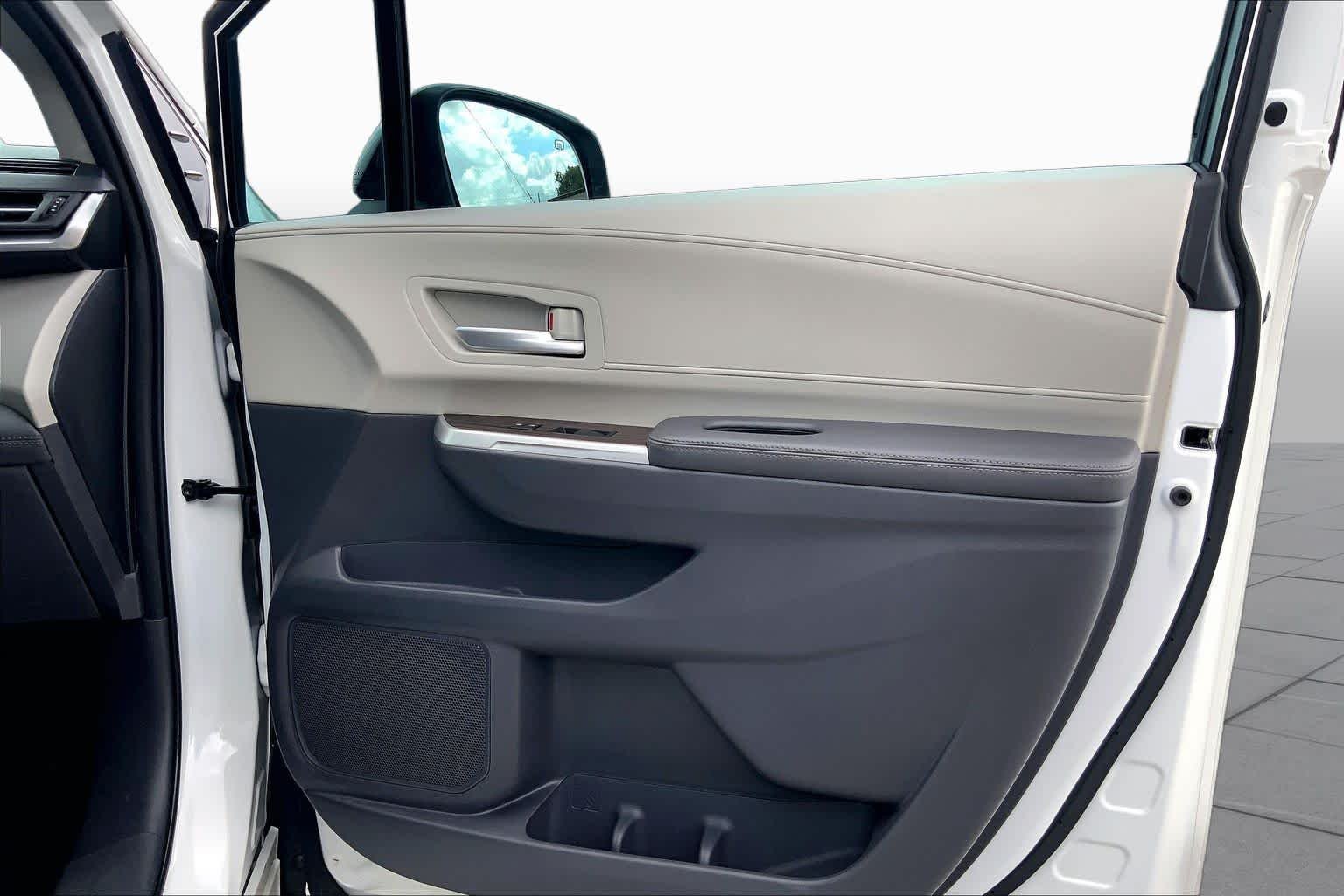 Used 2022 Wind Chill Pearl Toyota XLE image 22