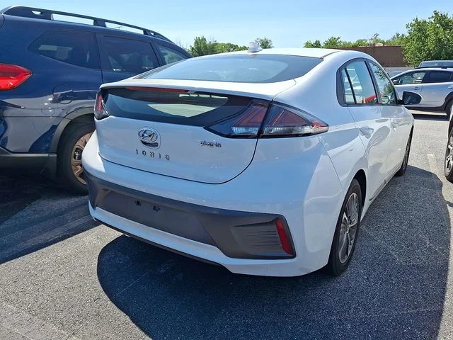 Used 2020 White Hyundai SE image 9