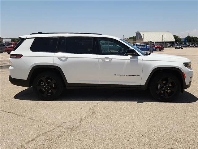 Used 2023 White Jeep Altitude 4x4 image 5