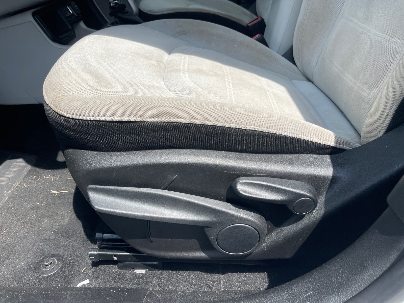Used 2018 Alpine White Jeep Latitude image 9