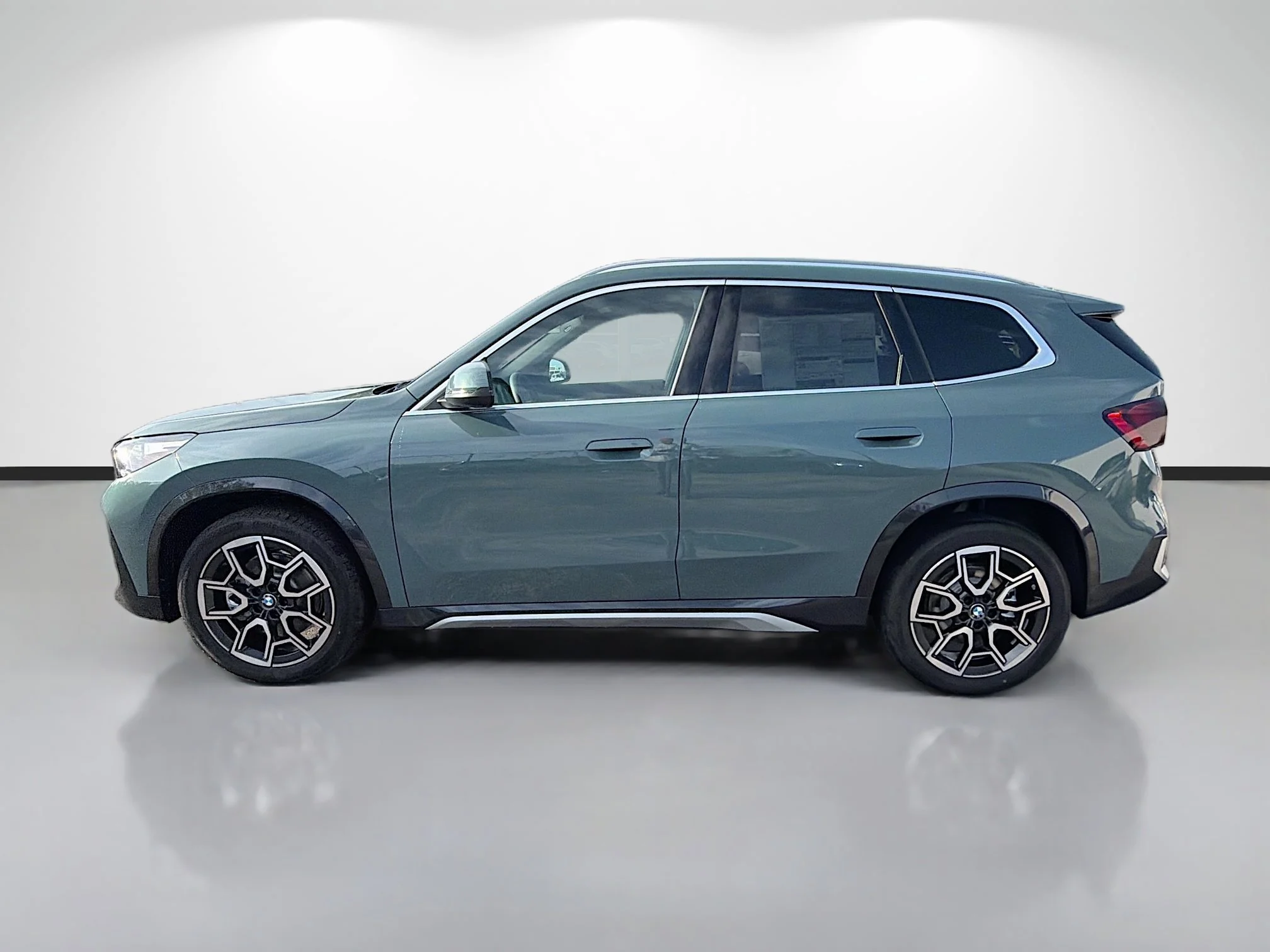 New 2026 Cape York Green Metallic BMW xDrive28i image 6