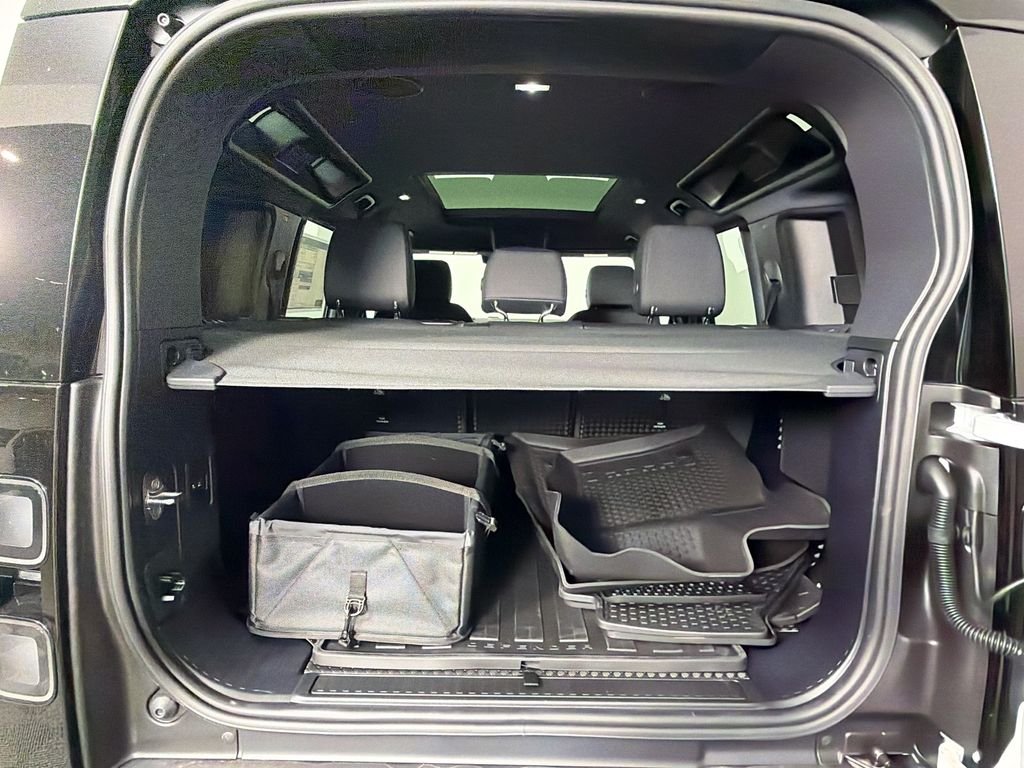 New 2026 Fuji White Land Rover X-Dynamic SE image 28