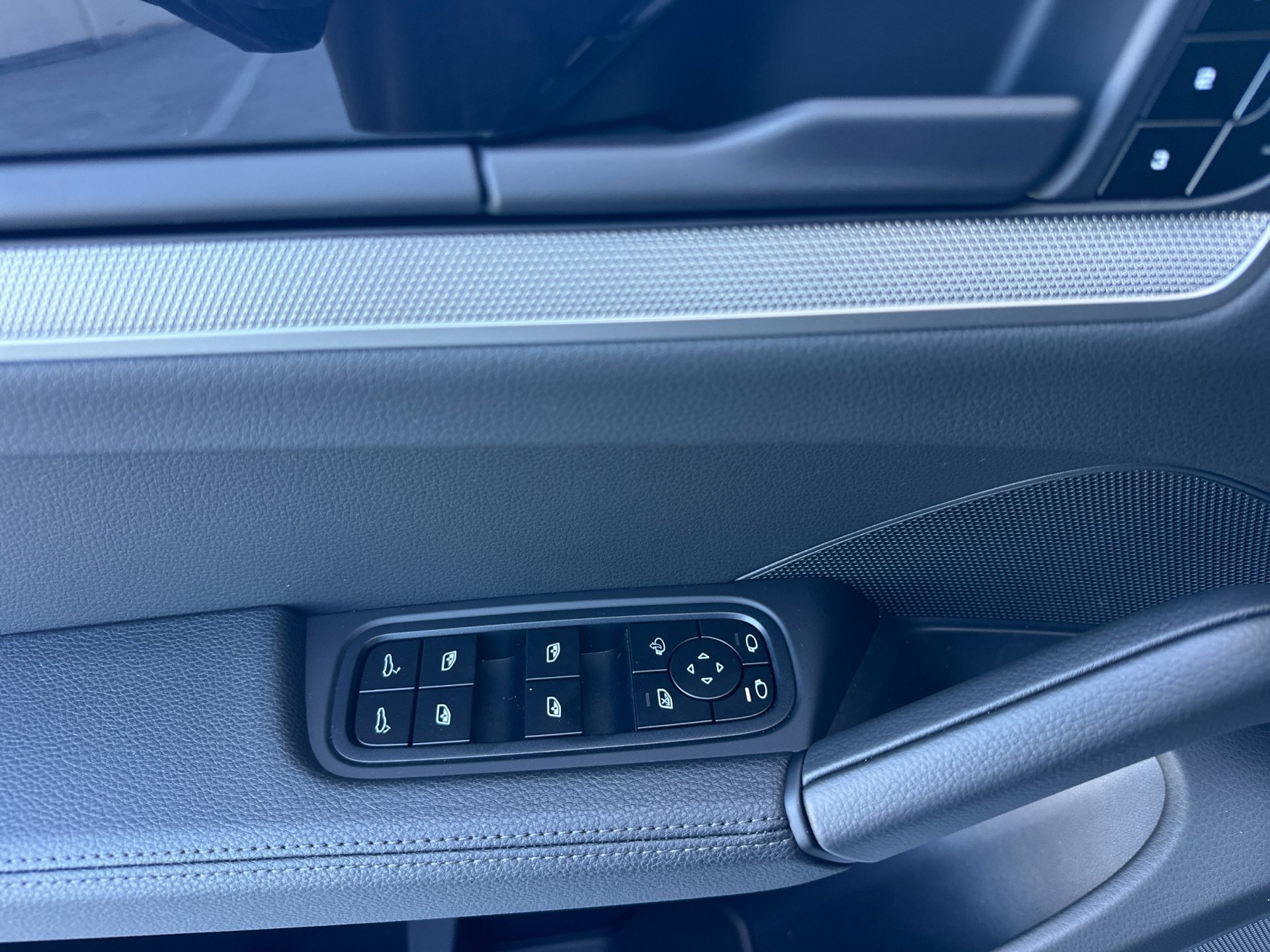 New 2026 Vanadium Grey Metallic Porsche S image 13