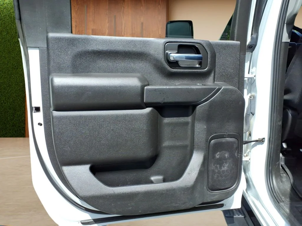 Used 2024 White Chevrolet Custom image 25