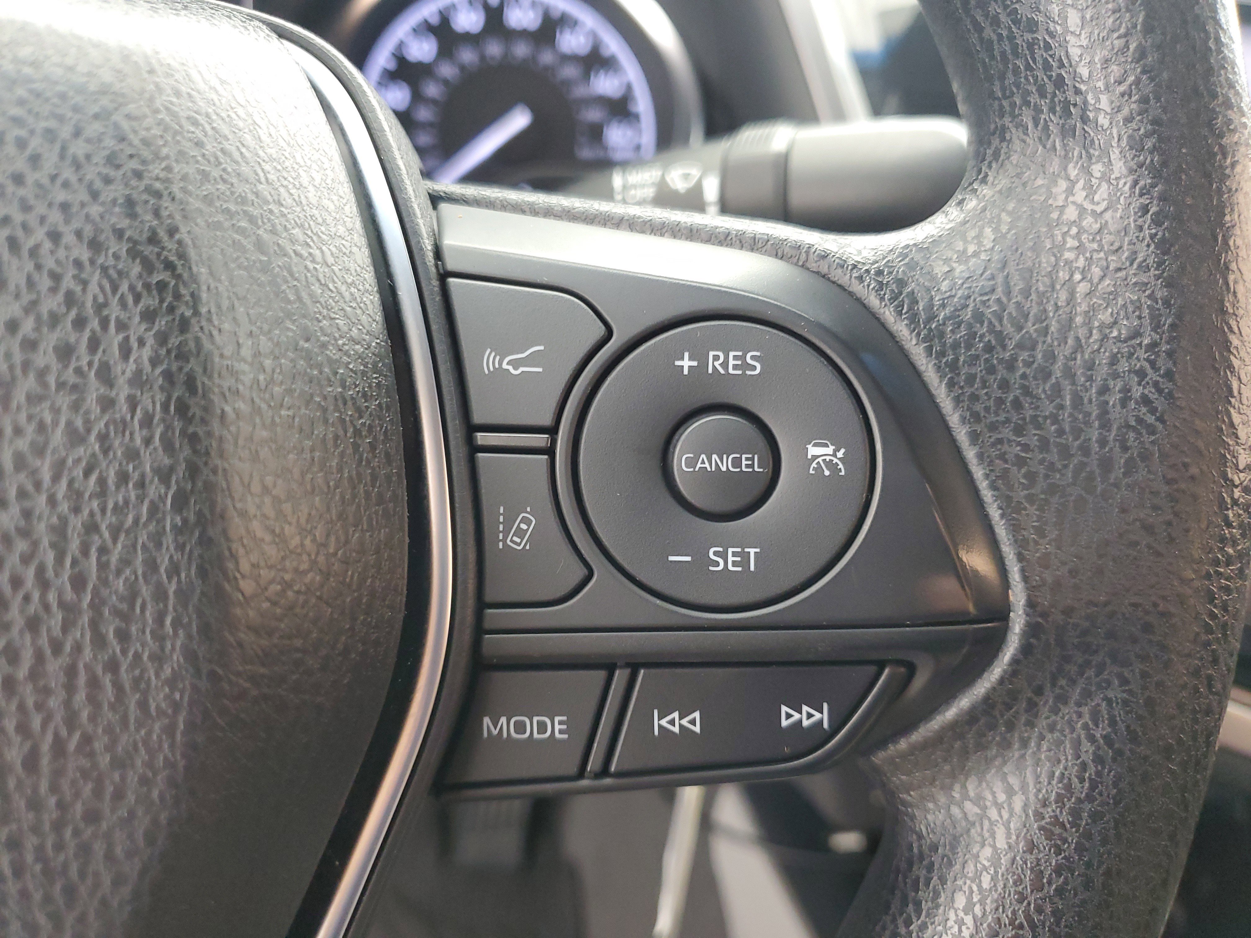 Used 2018 Super White Toyota LE image 23