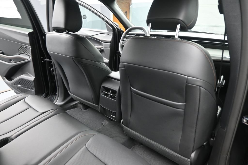 New 2026 Diamond Black Crystal Pearlcoat Jeep Limited image 16