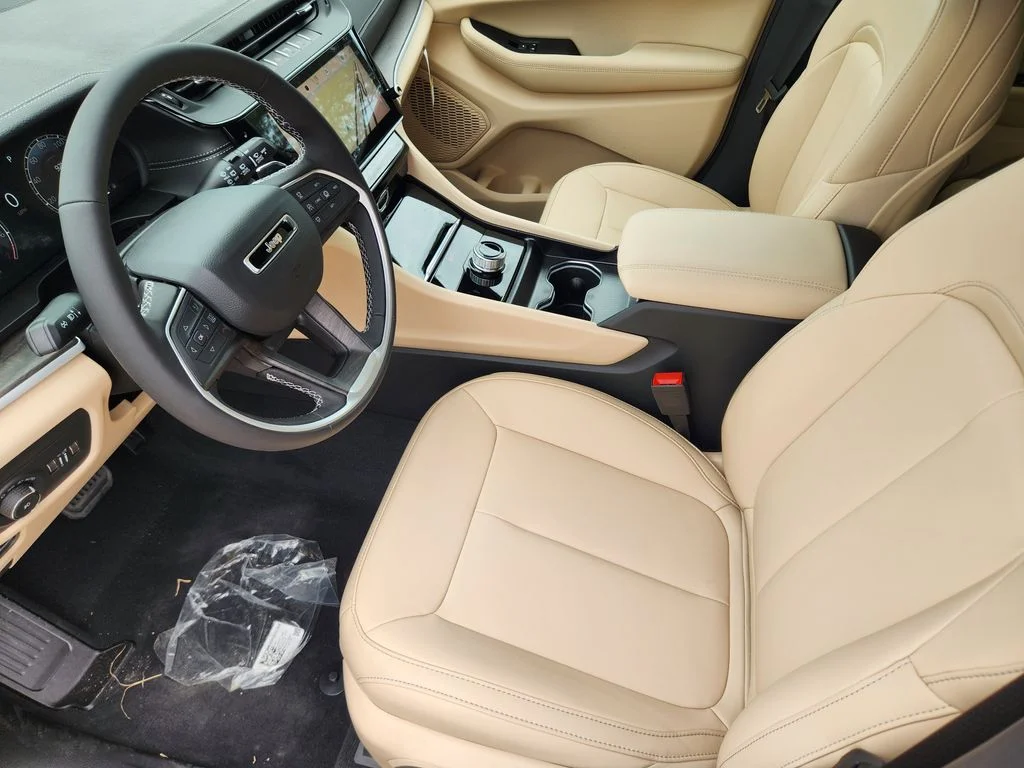 New 2026 Bright White Clear-Coat Exterior Paint Jeep Limited image 8