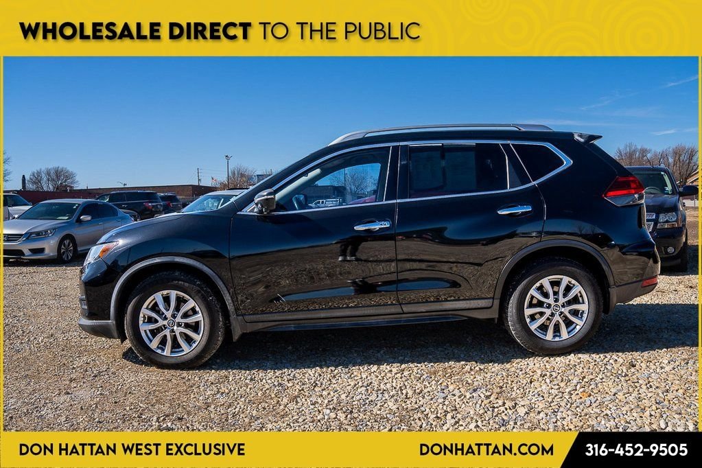 Used 2017 Nissan Rogue SV with VIN KNMAT2MT1HP576940 for sale in Park City, KS