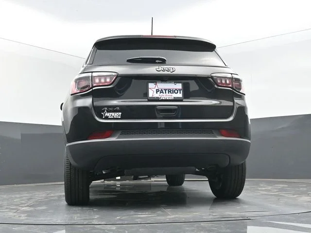 New 2026 Diamond Black Crystal Pearl-Coat Exterior Paint Jeep Latitude image 45