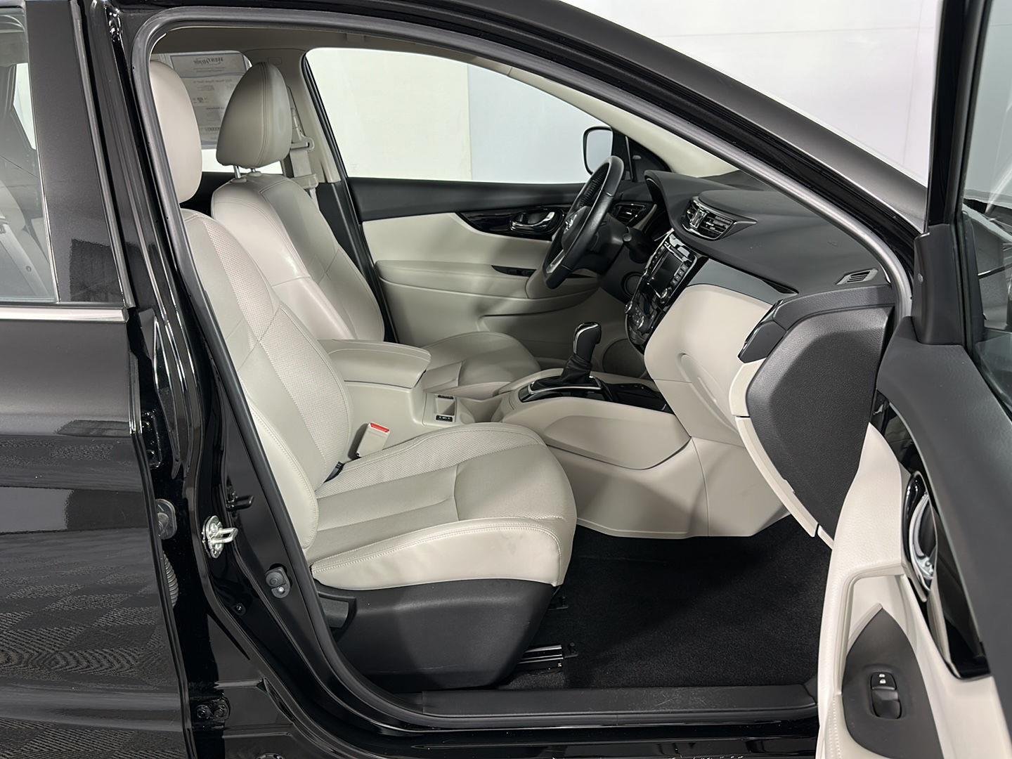 Certified Used 2022 Magnetic Black Pearl Nissan SL image 31