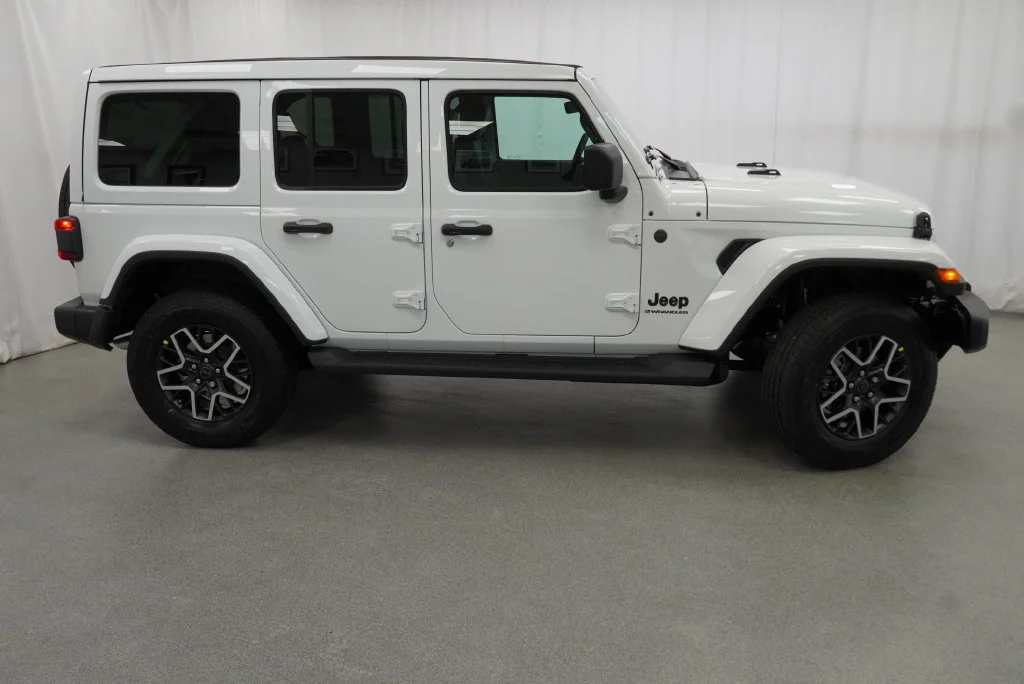 New 2027 Bright White Clear-Coat Paint Jeep Sahara image 13