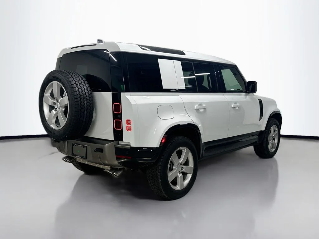Certified Used 2025 Fuji White Land Rover X-Dynamic SE image 9
