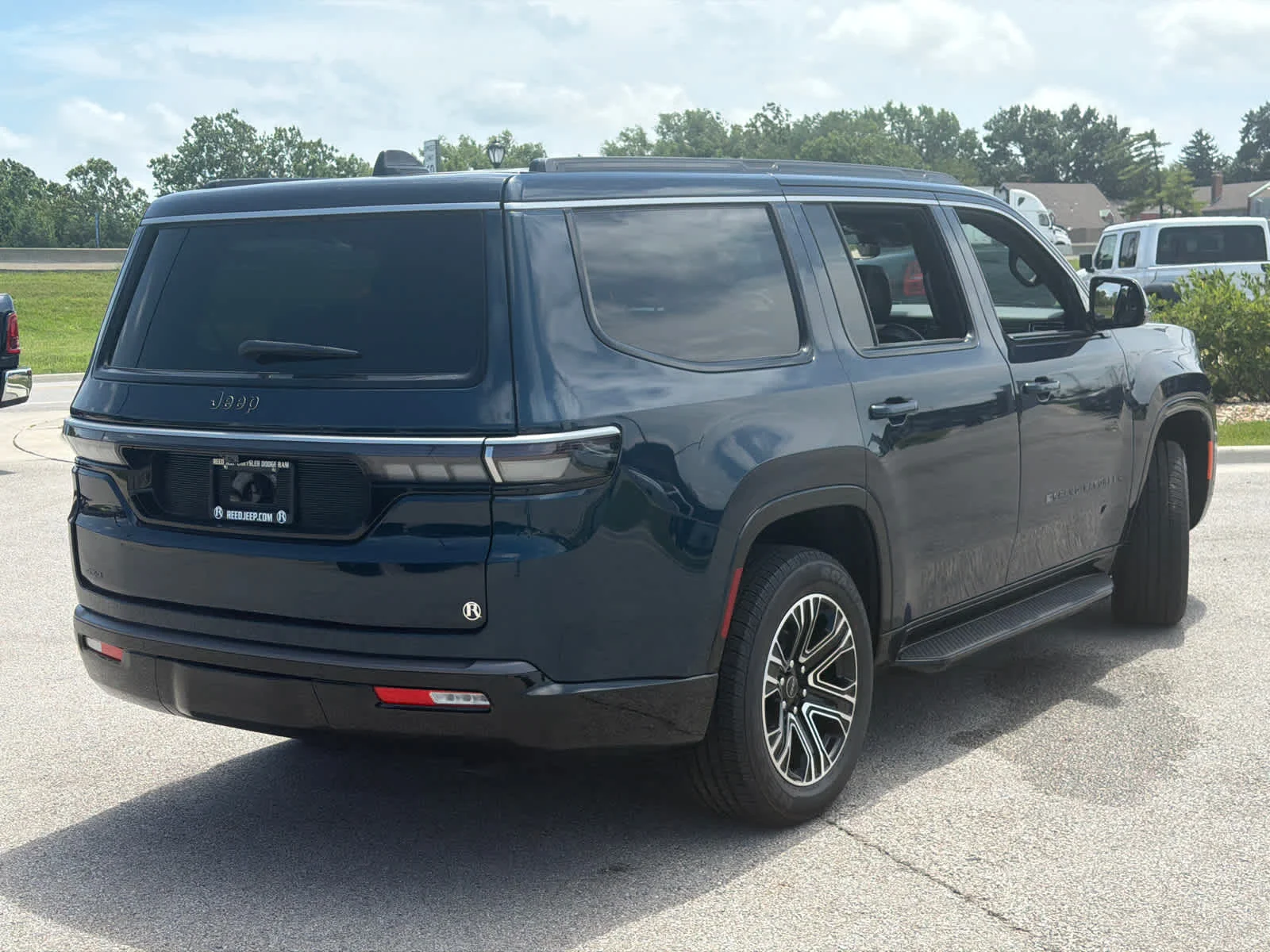 New 2026 Fathom Blue Pearl-Coat Exterior Paint (Late Availability) Jeep  image 9
