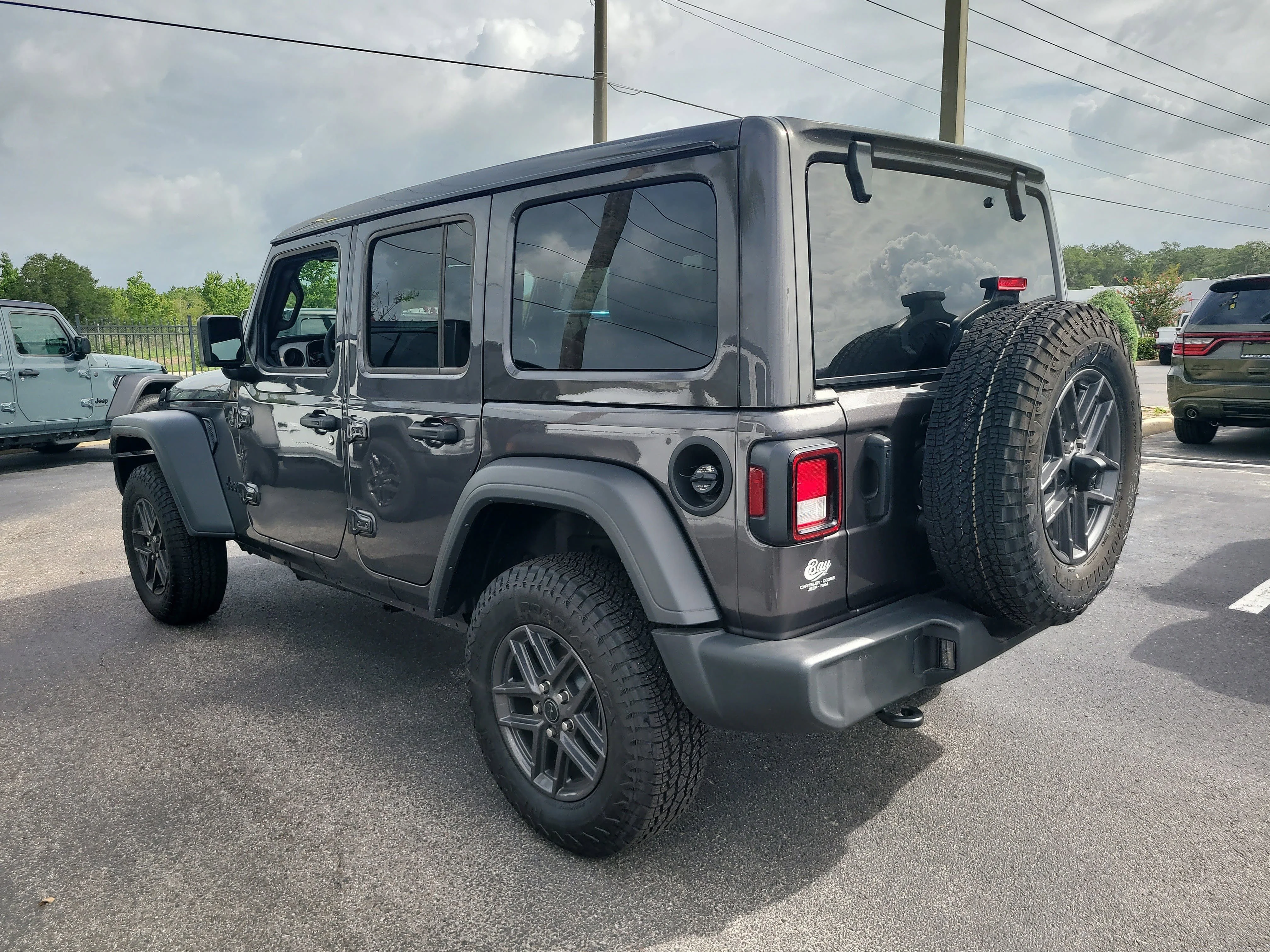 New 2026 Granite Crystal Metallic Clearcoat Jeep Sport S image 8