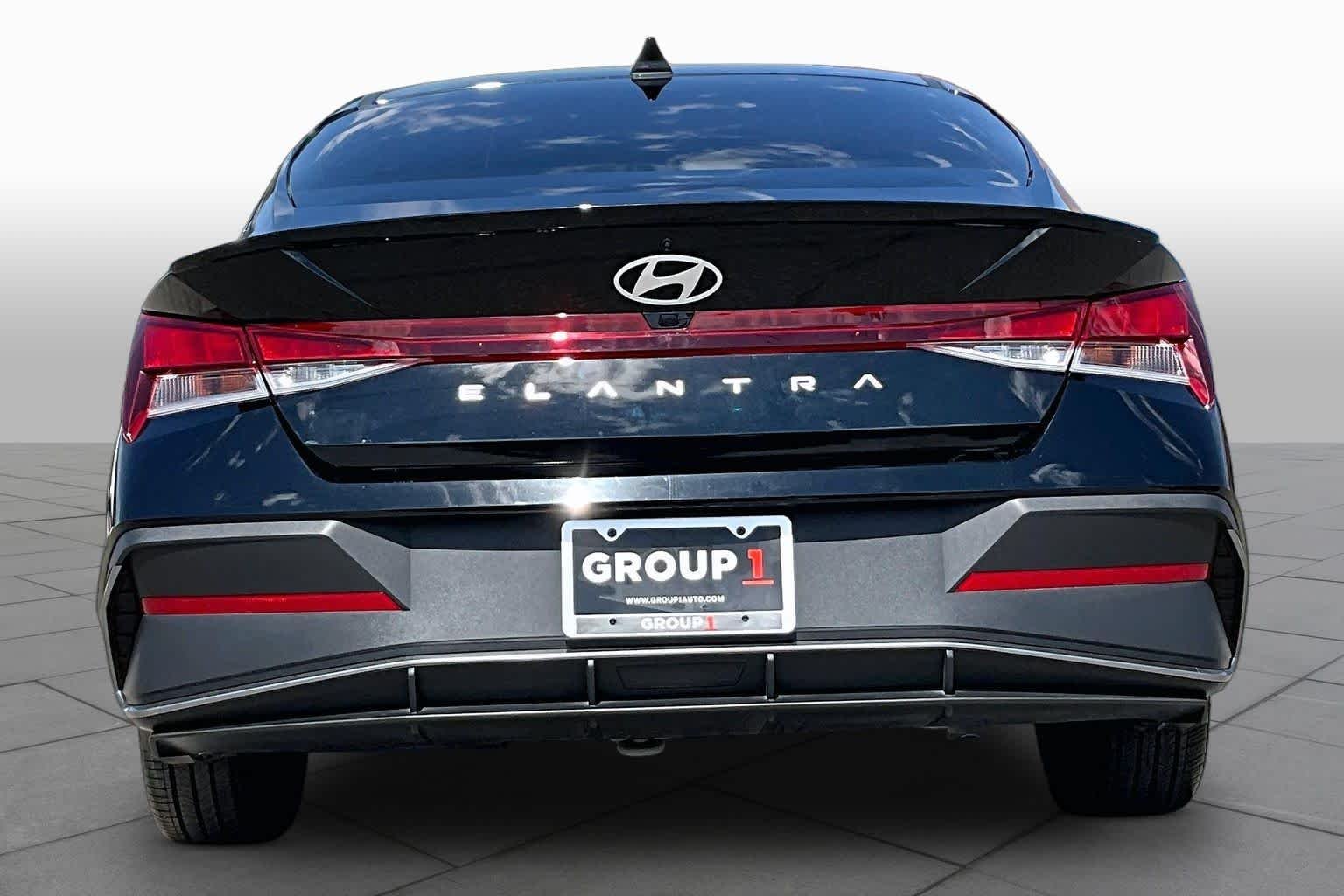 Used 2025 Abyss Black Hyundai SEL Sport image 5
