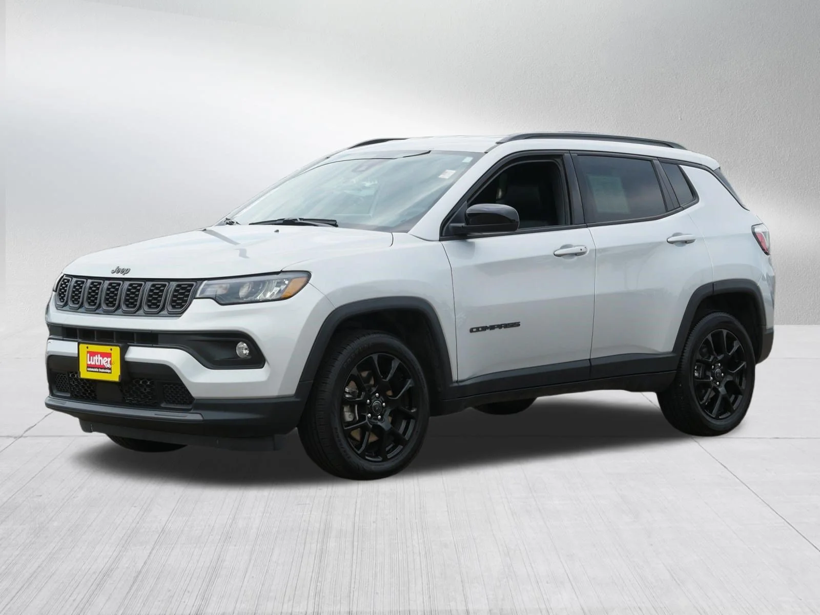Used 2025 Silver Zynith Metallic Clearcoat Jeep Latitude image 3