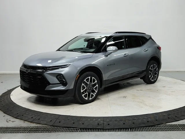 Used 2025 Sterling Gray Metallic Chevrolet RS image 4