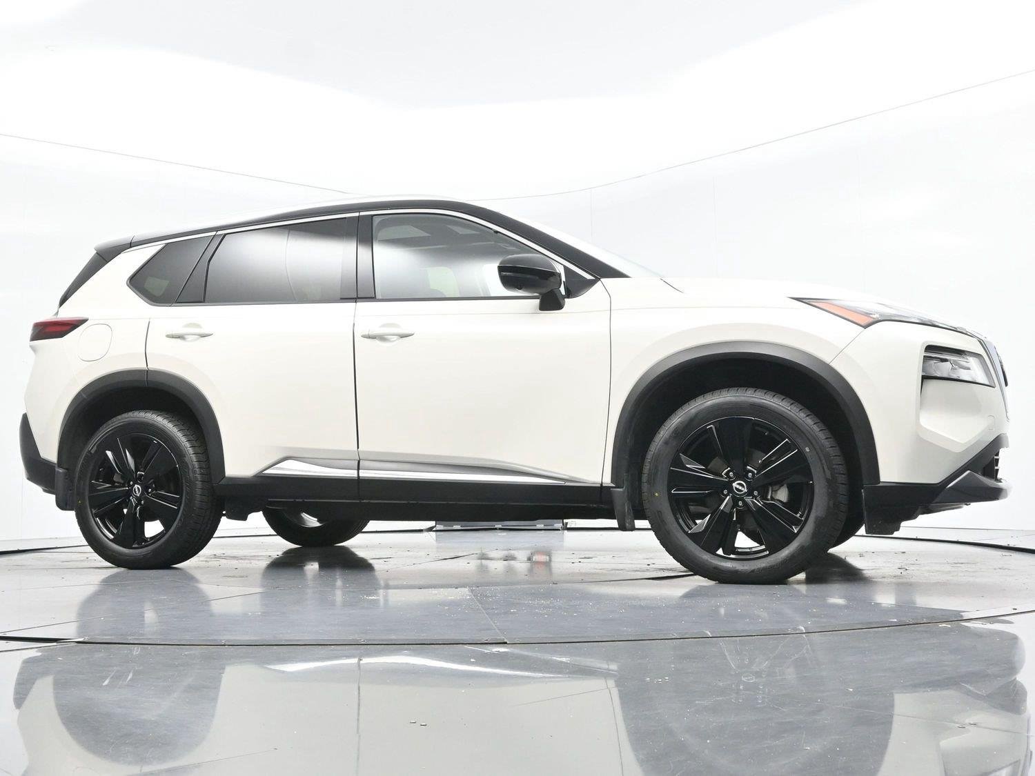 Used 2023 Pearl White Tricoat/Super Black Nissan SL image 44