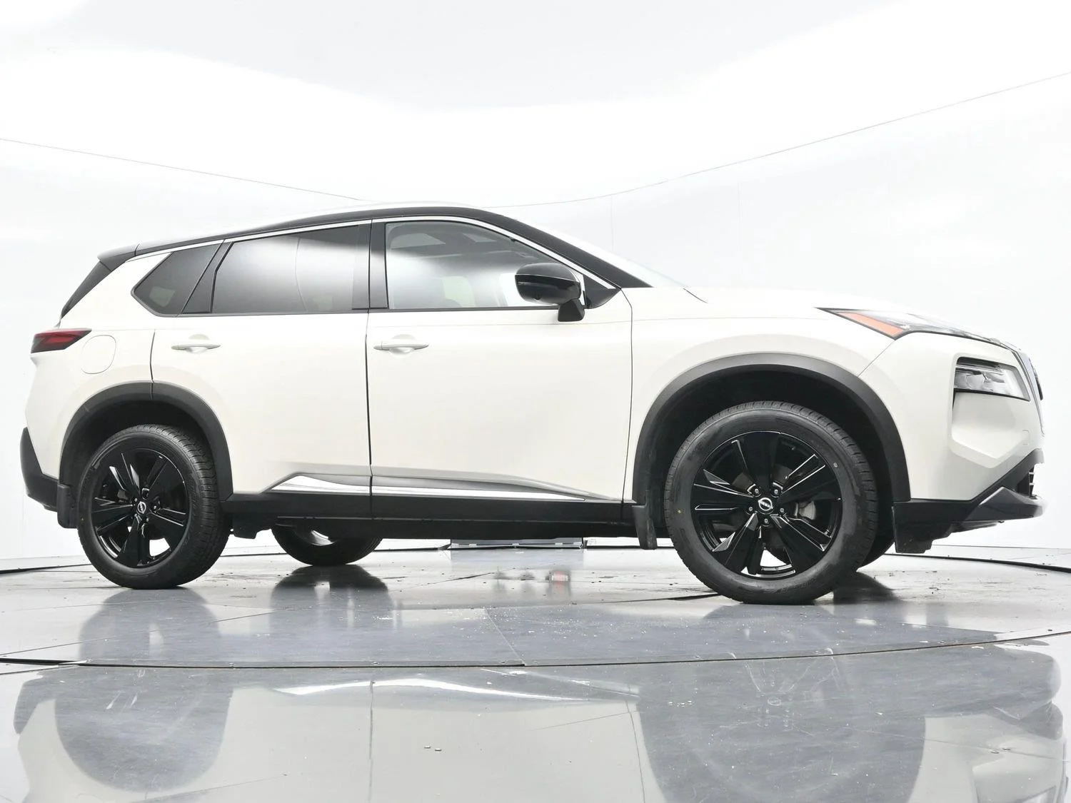 Used 2023 Pearl White Tricoat/Super Black Nissan SL image 44