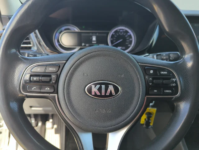 Used 2020 White Kia LX image 41