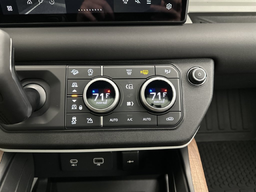 Used 2024 Pangea Green Metallic Land Rover S image 9