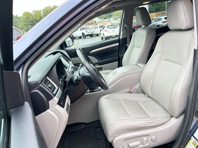 Used 2017 Shoreline Mist Toyota XLE image 32