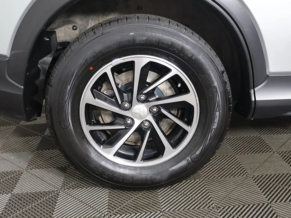 Used 2024 Silver Mitsubishi ES image 18