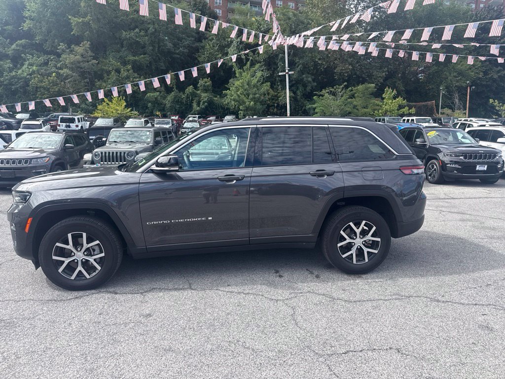 Used 2023 Gray Jeep Limited image 3
