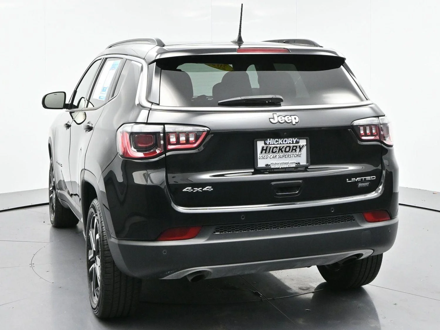 Used 2023 Diamond Black Crystal Pearlcoat Jeep Limited image 6