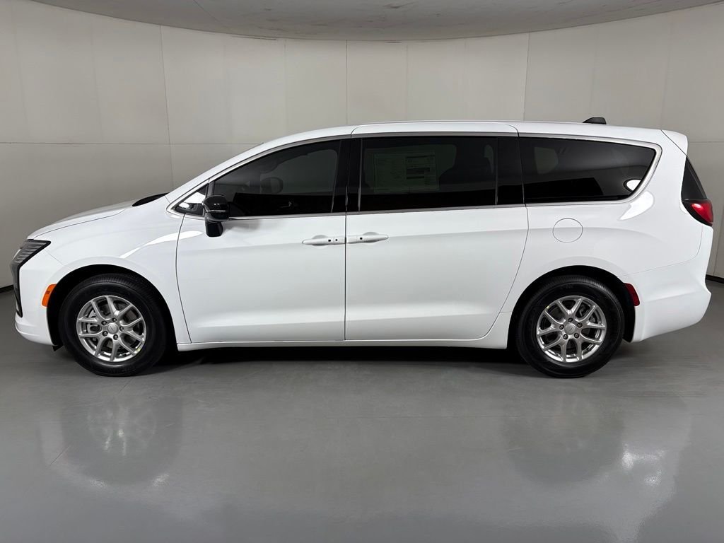 New 2027 Bright White Clear-Coat Exterior Paint Chrysler Select image 5