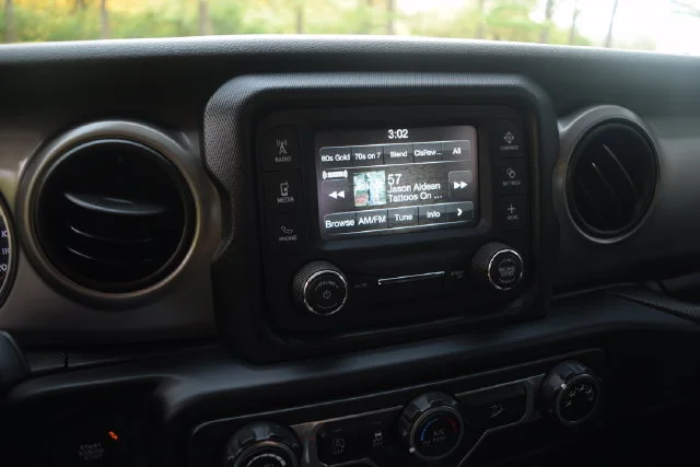 Used 2019 Red Jeep Sport image 9